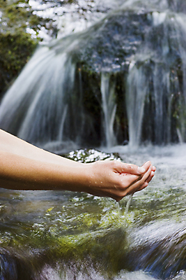 포토 JPG 해외이미지 손 여자 음료 자연 관리 사람없음 야외 초록색 물 강 환경 봄 폭포 흐름 마시기 바위 신선 개울 떨어짐 보호 시원함 순수 상쾌 생태계 내추럴 생태학 스플래쉬 해외포토 자연요소 계절 교육 감정 컬러 컨셉 모션 사람 신체부위 돌_바위 파일형식 이미지허브