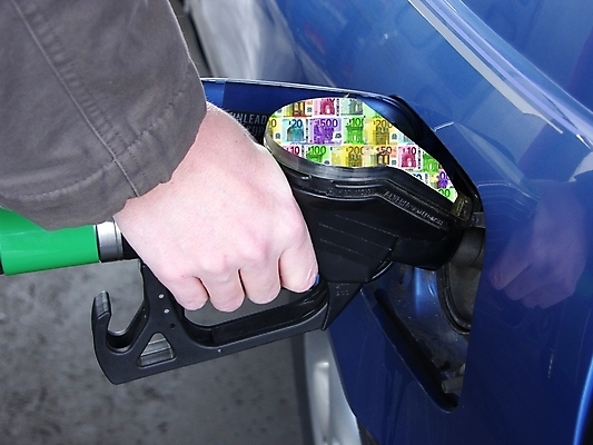 포토 JPG 해외이미지 주간 손 자동차 들기 야외 신체부위 유로 잡기 주유기 넣기 주유구 주유건 해외포토 자연요소 육상교통 돈 모션 사람 기계 주유 파일형식 이미지허브