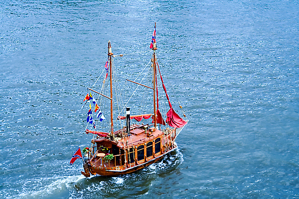 포토 JPG 해외이미지 호수 스포츠 파도 바다 여행 포즈 요트 낚시 휴가 항해 사람없음 빨간색 물 파란색 달리기 힘 운전 에너지 깃발 레이싱 수상스포츠 만 보트 고급 우아함 떨어짐 크루즈 나무껍질 모터보트 엔진 모터 뱃놀이 해외포토 레이스천 자연요소 나무 컬러 컨셉 배_교통 모션 레저 시합 전통놀이 껍질 직물 파일형식 이미지허브