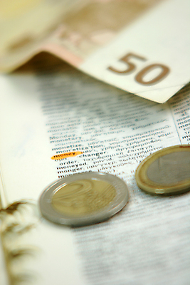 포토 JPG 해외이미지 영어 유럽 컨셉 지폐 돈 비즈니스 사람없음 책 금융 경제 단어 동전 유로 변화 시장 재산 구매 인쇄 가격 편지 그리스 묘사 무역 투자 상업 사전 리빙 그리스인 계산서 블러 비용 해외포토 서양인 문자 나라 산업 쇼핑 파일형식 이미지허브