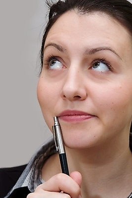 포토 JPG 해외이미지 백인 1 응시 여자 얼굴 생각 비즈니스 한명 사람 성인 뷰티 펜 머리 유행 비즈니스우먼 우아함 떨어짐 계획 명상 어깨 고립 지능 해외포토 서양인 시선 컨셉 신체부위 필기구 직장인 파일형식 이미지허브