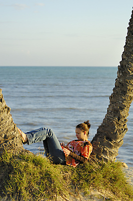 포토 JPG 해외이미지 모래 바다 여행 휴가 휴식 수영장 손바닥 한명 파란색 햇빛 태양 평화 꿈 잠 해먹 파라다이스 해외포토 자연요소 1 손 컬러 컨셉 사람 침대 파일형식 이미지허브