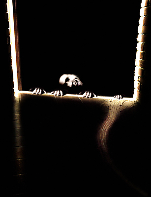 포토 JPG 해외이미지 얼굴 모래 컨셉 손가락 아이디어 관리 미술 한명 미소 책 빛 문 디지털 검은색 어둠 덮개 흰색 오픈 4 위험 무서움 드라마 해외포토 1 손 감정 컬러 문화예술 표정 사람 신체부위 숫자 뚜껑 파일형식 이미지허브