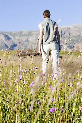 포토 JPG 해외이미지 꽃 하늘 휴가 산 건강 한명 초원 초록색 여름 파란색 걷기 산책 하이킹 열 볏짚 알레르기 해외포토 식물 1 계절 컬러 모션 레저 휴식 사람 짚 질병 파일형식 이미지허브