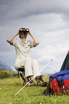 포토 JPG 해외이미지 응시 공원 여행 배낭 자연 날씨 휴가 산 텐트 한명 야외 초록색 환경 봄 등산 트래킹 쌍안경 캠핑 하이킹 장비 배낭여행 검색 기어 내추럴 백패커 절정 해외포토 1 시선 계절 공공시설 컬러 가방 레저 캠핑도구 사람 망원경 생태계 파일형식 이미지허브