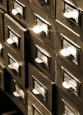 포토 JPG 해외이미지 교육 가구 비즈니스 학교 선반 흑백 사람없음 책 상자 사무실 라벨 검은색 자료 흰색 도서관 보호 볼륨 캐비닛 검색 대학교 문서 파일 보안 법 인덱스 법관 질서 유지 판지 궤 옛날 정부 해외포토 컬러 생활용품 컨셉 프레임 촬영기법 안전 예절 법률가 사물함 파일형식 이미지허브