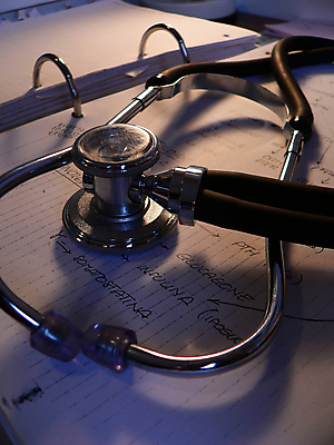 포토 JPG 해외이미지 청진기 건강 병원 사람없음 약 공책 듣기 장비 시험 의사 기구 하트 맥박 질병 고립 해외포토 모양 교육 의학 의료기기 모션 문구용품 의료진 파일형식 이미지허브