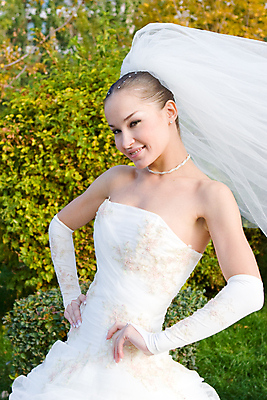 포토 JPG 해외이미지 백인 모델 응시 드레스 여자 행복 얼굴 결혼 자연 결혼식 사랑 한명 사람 이벤트 성인 야외 뷰티 유행 화장품 기쁨 흰색 축하 긍정 약혼 베일 천진난만 해외포토 서양인 1 시선 옷 감정 컬러 컨셉 신체부위 생태계 약속 파일형식 이미지허브