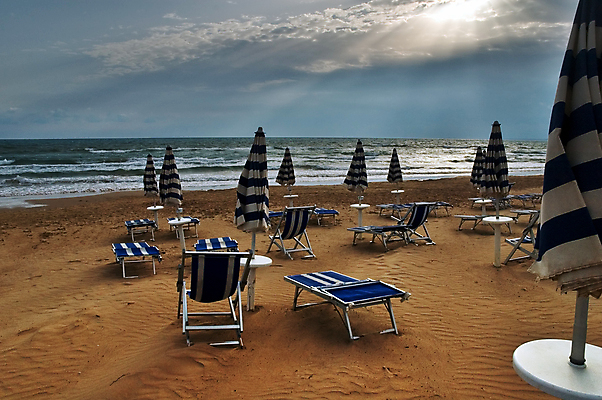 포토 JPG 해외이미지 모래 파도 바다 여행 의자 우산 리조트 휴가 휴식 사람없음 관광지 햇빛 태양 침묵 일몰 야외의자 해외포토 자연요소 가구 컨셉 노을 소리 파일형식 이미지허브