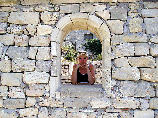 포토 JPG 해외이미지 응시 벽 여행 유적 창문 휴식 한명 여름 산책 펼침 바위 구멍 역사 폐허 떠남 파멸 해외포토 1 전통 시선 계절 컨셉 모션 사람 돌_바위 파일형식 소멸 이미지허브