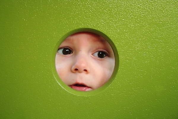 포토 JPG 해외이미지 응시 공원 얼굴 어린이 놀이 한명 사람 야외 유치원 아기 특별함 해외포토 1 시선 공공시설 교육 컨셉 신체부위 파일형식 이미지허브