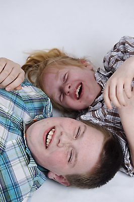 포토 JPG 해외이미지 행복 어린이 가족 함께함 사람 소년 두명 언니 남동생 해외포토 남자 감정 컨셉 관계 자매 동생 파일형식 이미지허브