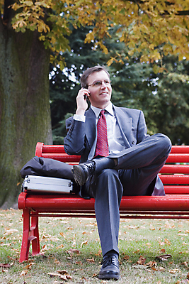 포토 JPG 해외이미지 나무 공원 여유 벤치 넥타이 모바일 대화 한명 정장 야외 빨간색 스마트폰 비즈니스맨 경영자 해외포토 식물 1 잡화 옷 공공시설 남자 감정 컬러 의자 비즈니스 말하기 사람 핸드폰 스마트기기 직장인 리더 파일형식 이미지허브