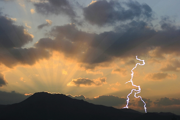 포토 JPG 해외이미지 구름 별 오렌지 아침 불 불꽃 따뜻함 사람없음 빨간색 빛 태양 노란색 일출 힘 일몰 에너지 광선 점 뜨거움 번개 혀 폭풍 시스템 방사선 해외포토 주간 자연요소 컬러 과일 날씨 노을 입 파일형식 이미지허브