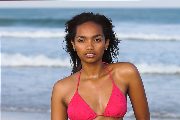 포토 JPG 해외이미지 모델 모자 응시 옷 여자 모래 바다 분홍색 포즈 자연 휴가 휴식 한명 사람 해변 10대 물 여름 청춘 비키니 뷰티 흰색 화려 유혹 피부 해외포토 자연요소 1 시선 잡화 계절 수영복 컬러 컨셉 청소년 신체부위 생태계 파일형식 이미지허브