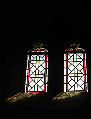 포토 JPG 해외이미지 창문 유리 전등 사람없음 빛 햇빛 교회 검은색 얼룩 스테인드글라스 해외포토 컬러 종교건축 재질 조명 건물 태양 파일형식 이미지허브