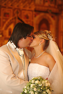 포토 JPG 해외이미지 전통 드레스 여자 남자 기독교 종교 결혼 목걸이 가족 관계 조명 키스 실내 관리 사랑 정장 턱시도 두명 빛 성당 교회 기도 예수 사인 베일 연소 순간 해외포토 옷 감정 장신구 종교건축 사람 이벤트 내부 건물 신_종교 애정표현 파일형식 이미지허브