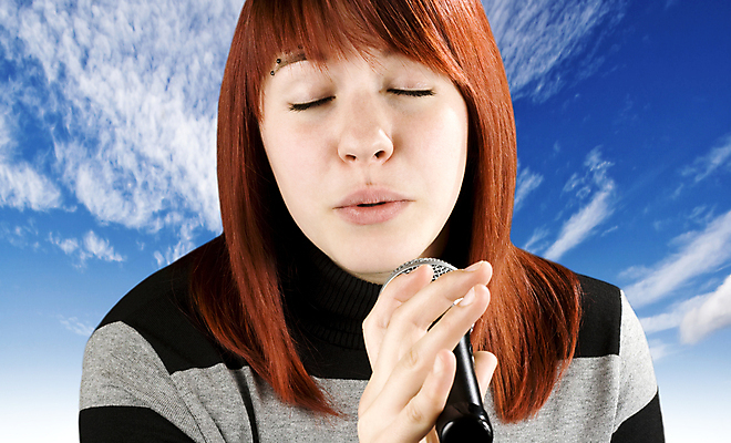 포토 JPG 해외이미지 백인 행복 음악 노래 한명 10대 가로 뷰티 기쁨 흰색 마이크 빨간머리 노래방 피어싱 해외포토 서양인 1 헤어스타일 감정 컬러 음향기기 장신구 청소년 문화예술 사람 파일형식 이미지허브