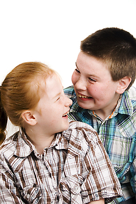 포토 JPG 해외이미지 행복 어린이 가족 함께함 미소 웃음 사람 소년 두명 청춘 언니 남동생 해외포토 남자 감정 컨셉 관계 표정 자매 동생 파일형식 이미지허브