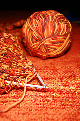 포토 JPG 해외이미지 실내 사람없음 뜨개질 털실 실타래 대바늘 빨간배경 해외포토 백그라운드 취미 내부 빨간색 실 파일형식 이미지허브