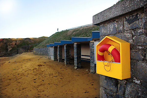 포토 JPG 해외이미지 주간 겨울 의자 오렌지 벽돌 안전 해변 사람없음 노란색 산책로 반지 구출 보호 보안 아일랜드 부표 구명용품 해외포토 자연요소 계절 유럽 길 바다 컬러 가구 컨셉 과일 장신구 도움 안전장비 파일형식 이미지허브