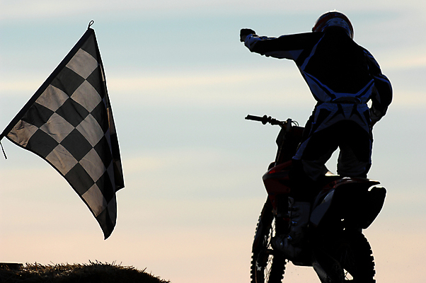 포토 JPG 해외이미지 스포츠 포즈 사람없음 오토바이 깃발 우승 끝 체크무늬 해외포토 무늬 바이크 최고 파일형식 이미지허브