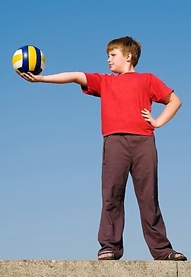 포토 JPG 해외이미지 백인 손 교육 남자 얼굴 어린이 스포츠 공 학교 놀이 하늘 건강 한명 사람 소년 야외 여름 태양 게임 배구 팔 해외포토 자연요소 서양인 1 계절 신체부위 구기 파일형식 이미지허브