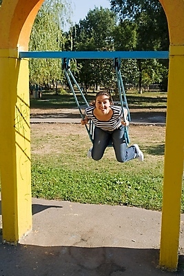 포토 JPG 해외이미지 라이프스타일 옷 공원 여자 행복 얼굴 포즈 휴식 한명 웃음 성인 초록색 햇빛 태양 뷰티 활발 에너지 그네 해외포토 자연요소 1 공공시설 감정 컬러 컨셉 표정 사람 생활 신체부위 파일형식 이미지허브