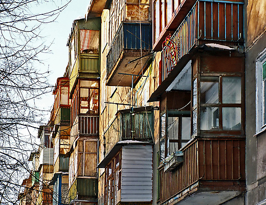 포토 JPG 해외이미지 나무 외관 벽 건축양식 창문 하늘 아파트 주택 종류 사람없음 야외 건물 맑음 발코니 나뭇가지 도시 가난 배열 휴양지 질감 나쁜 교외 옛날 콘크리트 혼란 많음 해외포토 식물 건축물 건축 컨셉 날씨 장소 파일형식 이미지허브
