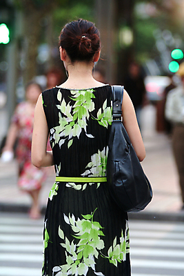 포토 JPG 해외이미지 드레스 옷 여자 꽃 아시아 도로 십자가 가방 거리 사람 동양인 사람없음 야외 걷기 중국 도시 보행자 상하이 장면 건너기 스타일 해외포토 식물 잡화 나라 길 교통시설 모션 인종 파일형식 이미지허브