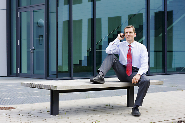 포토 JPG 해외이미지 여유 벤치 비즈니스 넥타이 대화 한명 앉기 정장 야외 건물 스마트폰 사무실 비즈니스맨 전화기 해외포토 1 건축물 잡화 옷 남자 감정 의자 모션 말하기 사람 핸드폰 스마트기기 직장인 파일형식 이미지허브