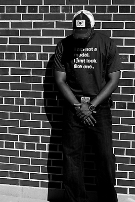 포토 JPG 해외이미지 모델 남자 티셔츠 청소년 흑백 한명 20대 세로 유행 검은색 청바지 아프리카인 미국문화 고립 심각 캡모자 해외포토 외국인 모자_잡화 1 컬러 컨셉 셔츠 바지 촬영기법 사람 청년 서양문화 파일형식 이미지허브