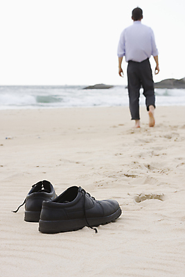 포토 JPG 해외이미지 직업 1 라이프스타일 남자 여유 모래 바다 신발 비즈니스 맨발 하늘 휴가 휴식 한명 사람 풍경 정장 야외 물 여름 걷기 봄 산책 추위 자유 비즈니스맨 고독 경영자 혼자 해외포토 자연요소 옷 계절 감정 컨셉 모션 발 생활 직장인 리더 파일형식 이미지허브