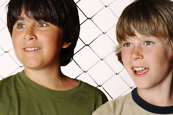 포토 JPG 해외이미지 백인 학생 응시 남자 행복 얼굴 어린이 2 청소년 함께함 사람 소년 두명 친구 울타리 우정 표현 관찰 입 흥분 경보 해외포토 서양인 시선 감정 컨셉 관계 모션 신체부위 담장 파일형식 이미지허브