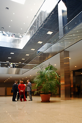 포토 JPG 해외이미지 디자인 컨셉 비즈니스 건축양식 유리 지붕 미래 바닥 설명 사람 사람없음 내부 건물 빛 사무실 반사 평화 램프 도시 비즈니스우먼 오픈 복도 센터 공항 쇼핑몰 입장 전시회 시작 러시아 쇼 대리석 환영 모스크바 철강 해외포토 건축물 여자 건축 유럽 재료 교통시설 모션 재질 조명 전시 직장인 파일형식 이미지허브