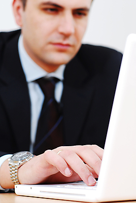 포토 JPG 해외이미지 백인 직업 1 남자 회사 비즈니스 사업가 한명 금융 노트북 컴퓨터 사무실 공책 작업 비즈니스맨 자신감 시원함 스마트 집중 싱글 경영자 리더 해결 책임자 심각 정중 지능 투자자 치프 해외포토 서양인 감정 컨셉 문구용품 사람 경제 전자제품 직장인 투자 파일형식 이미지허브