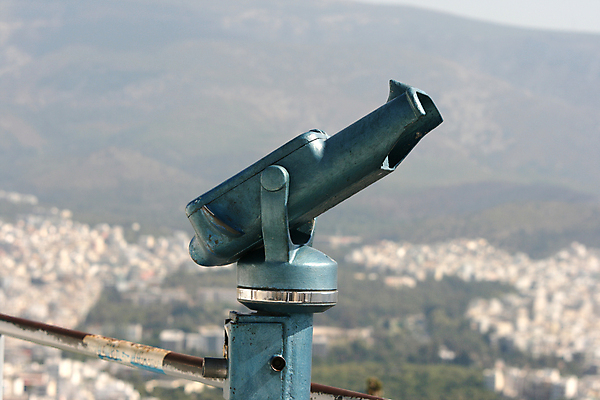 포토 JPG 해외이미지 응시 유럽 여행 포즈 자연 하늘 휴가 산 거리 서기 사람없음 야외 여행객 금속 쌍안경 장비 관찰 도시 정상 손목시계 그리스 묘사 언덕 아테네 타운 그리스인 블러 광학 해외포토 서양인 시선 나라 시계 장신구 모션 재질 사람 망원경 생태계 파일형식 이미지허브