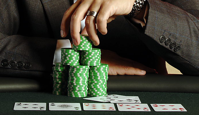 포토 JPG 해외이미지 손 돈 관리 사람없음 빨간색 초록색 신용카드 도박 위험 기회 포커 욕심 해외포토 컬러 컨셉 신체부위 금융 게임 트럼프 재산 파일형식 이미지허브