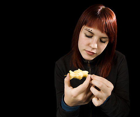 포토 JPG 해외이미지 백인 긴머리 여자 행복 어린이 음식 백그라운드 채소 과일 청소년 건강 사랑 한명 미소 20대 10대 세로 뷰티 식사 사과 결심 유혹 손톱 먹기 건강식 빨간머리 사춘기 피어싱 해외포토 서양인 1 헤어스타일 손 감정 컨셉 장신구 모션 표정 사람 청년 파일형식 이미지허브