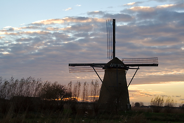 포토 JPG 해외이미지 실루엣 건축양식 바람 사람없음 야외 황혼 일몰 새벽 풍차 작업 중세 역사 저녁 소프트포커스 네덜란드 회전 방앗간 되감기 옛날 해외포토 자연요소 건축 유럽 날씨 촬영기법 노을 야간 파일형식 이미지허브