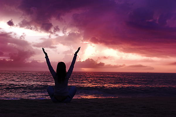 포토 JPG 해외이미지 전신 여자 행복 실루엣 파도 여행 하늘 한명 앉기 상반신 성인 해변 야외 뒷모습 손들기 일몰 자유 성인여자한명만 수평선 해외포토 1 감정 바다 뷰포인트 컨셉 모션 촬영기법 사람 노을 여자한명만 성인여자만 파일형식 이미지허브