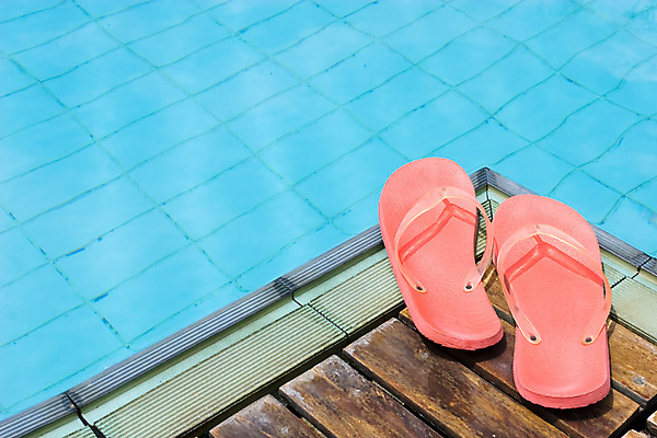 포토 JPG 해외이미지 모양 옷 계절 신발 놀이 휴가 휴식 사람없음 목재 빨간색 물 여름 파란색 빛 컬러풀 수영 스파 쌍 모서리 닫기 샌들 휴양지 고무 깊이 양발 국경 해외포토 자연요소 나무 컬러 컨셉 재료 모션 장소 수상스포츠 파일형식 이미지허브