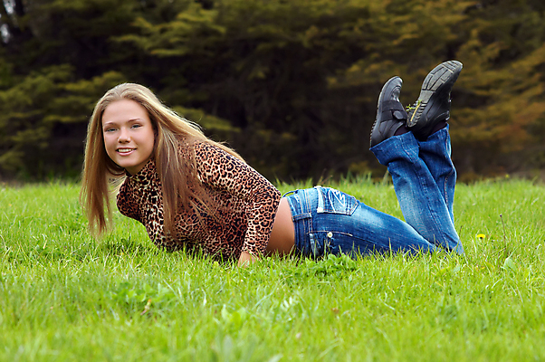 포토 JPG 해외이미지 백인 모델 1 공원 여자 행복 여유 포즈 밭 장난 자연 휴식 한명 사람 앉기 성인 야외 초록색 파란색 뷰티 유행 봄 청바지 강렬 사춘기 해외포토 서양인 계절 공공시설 감정 컬러 컨셉 농업 바지 모션 생태계 파일형식 이미지허브