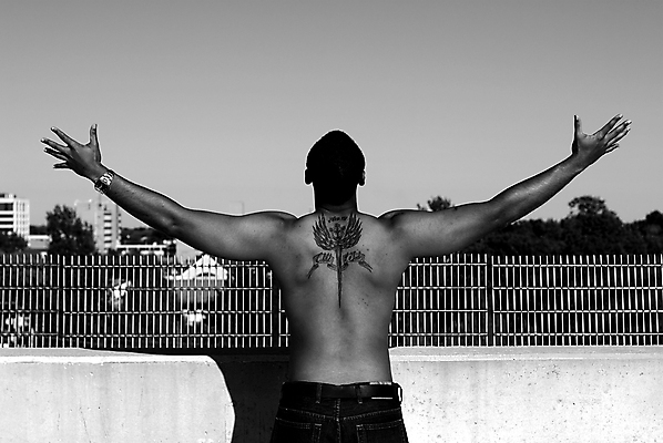 포토 JPG 해외이미지 모델 남자 조각 청소년 흑백 한명 20대 가로 아프리카인 미국문화 천국 고립 해외포토 외국인 1 촬영기법 사람 청년 서양문화 파일형식 이미지허브