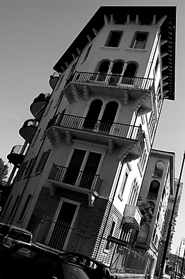 포토 JPG 해외이미지 건축양식 창문 부동산 돌담 흑백 사람없음 건물 세로 도시풍경 사무실 글로벌비즈니스 고층빌딩 프랑스 작업장 고급 도심 큼 해외포토 건축물 건축 유럽 산업 컨셉 비즈니스 촬영기법 풍경 빌딩 담장 글로벌 돌_바위 도시 재산 크기 파일형식 이미지허브