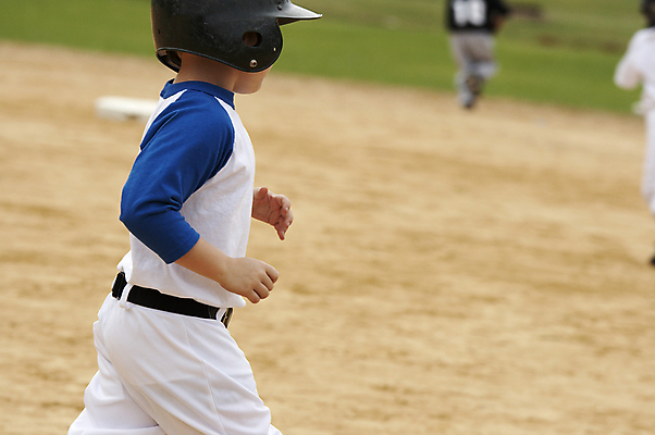 포토 JPG 해외이미지 주간 남자 어린이 한명 소년 상반신 야외 옆모습 달리기 야구 야구선수 야구모자 야구복 야구장 소년한명만 해외포토 자연요소 모자_잡화 1 뷰포인트 스포츠시설 모션 운동선수 사람 운동복 구기 야구용품 남자한명만 소년만 파일형식 이미지허브
