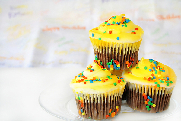 포토 JPG 해외이미지 음식 오렌지 디저트 이벤트 사람없음 빨간색 초록색 파란색 노란색 쌓기 케이크 얼음 흰색 축하 생일 달콤 맛 컵케이크 굽기 뿌리기 프로스팅 맛있는 해외포토 자연요소 기념일 컬러 컨셉 과일 모션 구이 제빵 파일형식 이미지허브