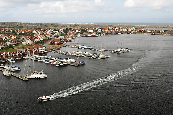 포토 JPG 해외이미지 구름 라이프스타일 실루엣 스포츠 파도 바다 요트 자국 모션 하늘 낚시 휴가 항해 스웨덴 노르웨이 사람 사람없음 물 여름 빛 태양 마을 항구 보트 강의 승무원 낚시꾼 포트 돛대 잔물결 해외포토 자연요소 직업 계절 유럽 물결 배_교통 교통시설 레저 촬영기법 북유럽 생활 파일형식 이미지허브