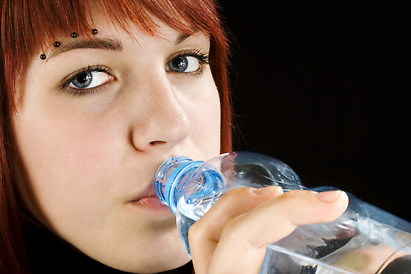 포토 JPG 해외이미지 백인 응시 음료 건강 한명 10대 가로 물 청춘 뷰티 마시기 흰색 유혹 갈증 빨간머리 피어싱 해외포토 자연요소 서양인 1 헤어스타일 시선 컬러 컨셉 장신구 모션 청소년 사람 파일형식 이미지허브