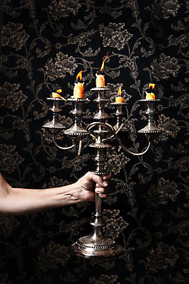 포토 JPG 해외이미지 손 응시 시선 불 사람 사람없음 어둠 할로윈 잡기 은색 신비 무서움 촛대 나쁜 옛날 오싹 해외포토 자연요소 감정 컬러 컨셉 모션 신체부위 파일형식 이미지허브